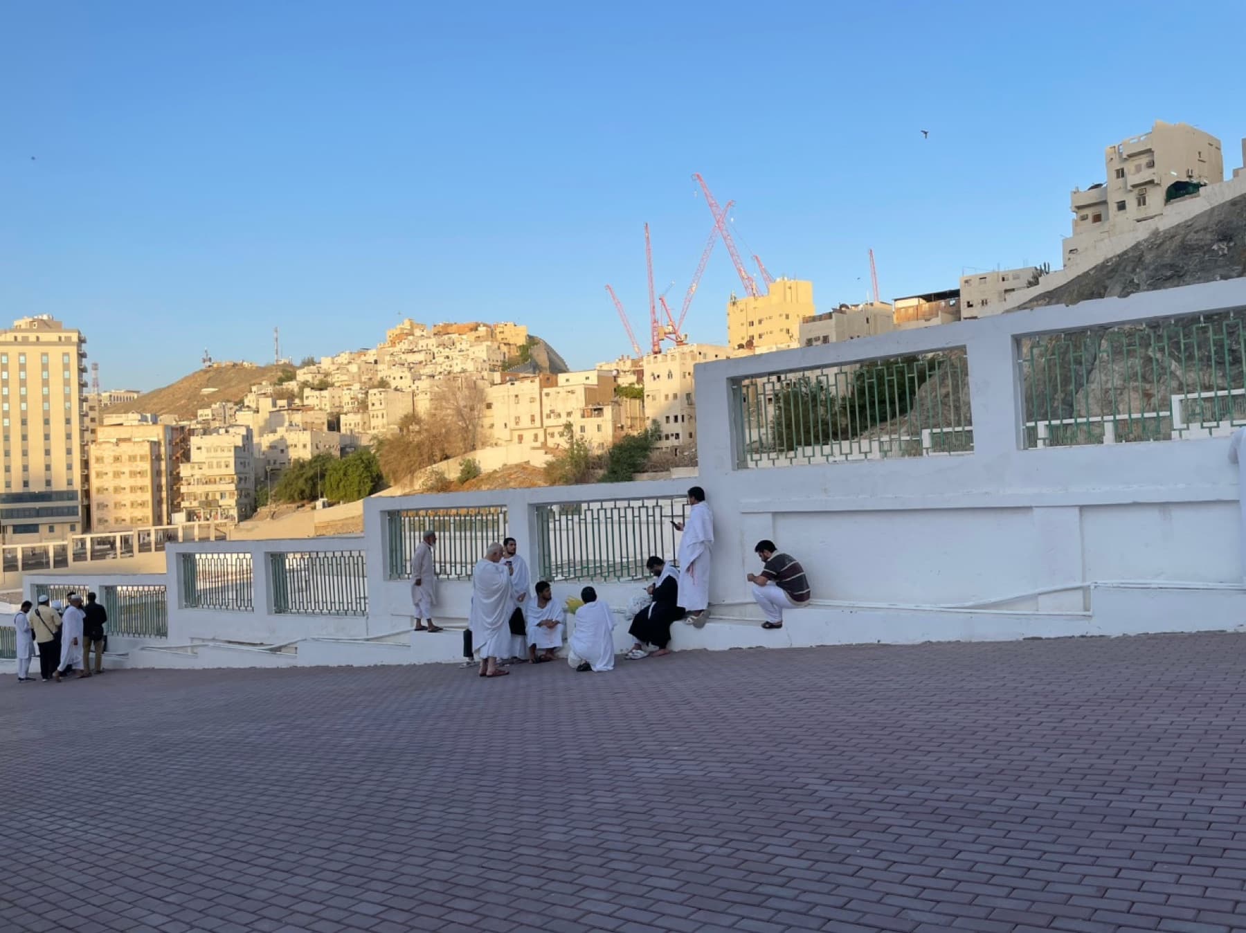 جمع زائران در قبرستان ابوطالب