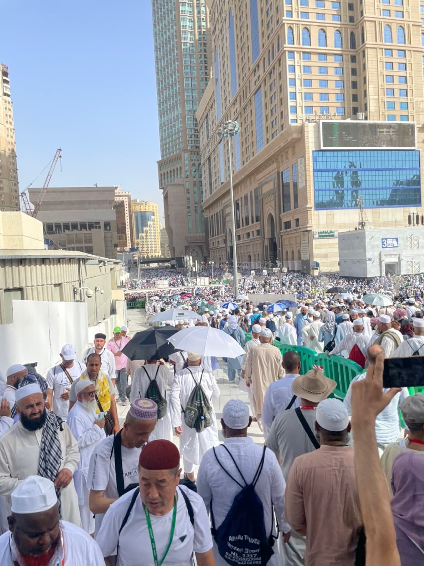 ازدحام زائران در مسیرهای منتهی به حرم