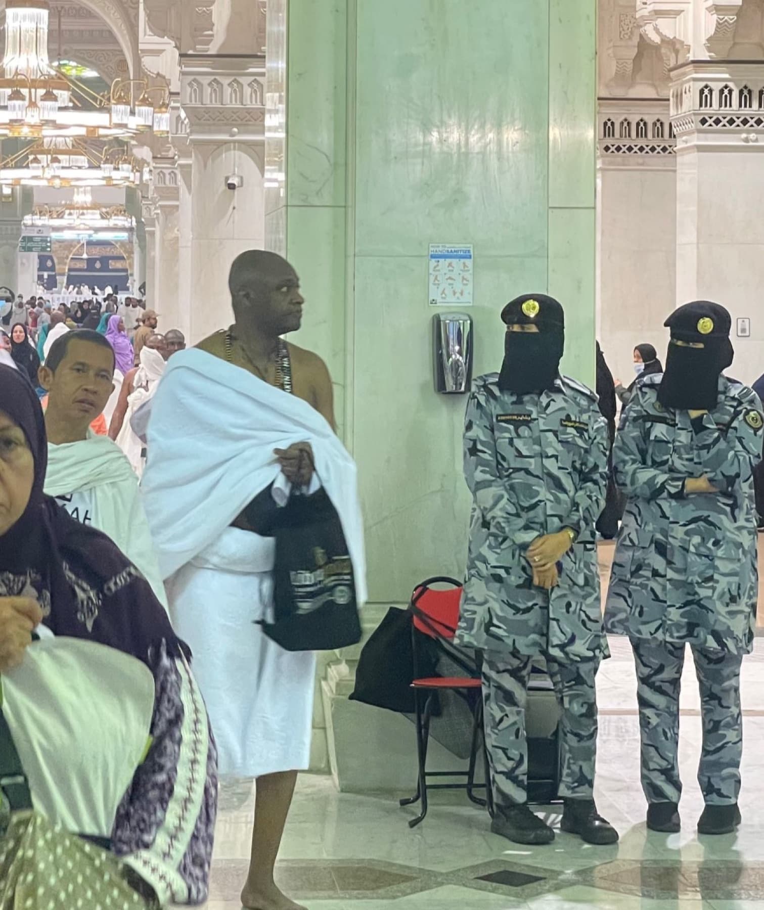 مأموران زن در ورودی ملک فهد