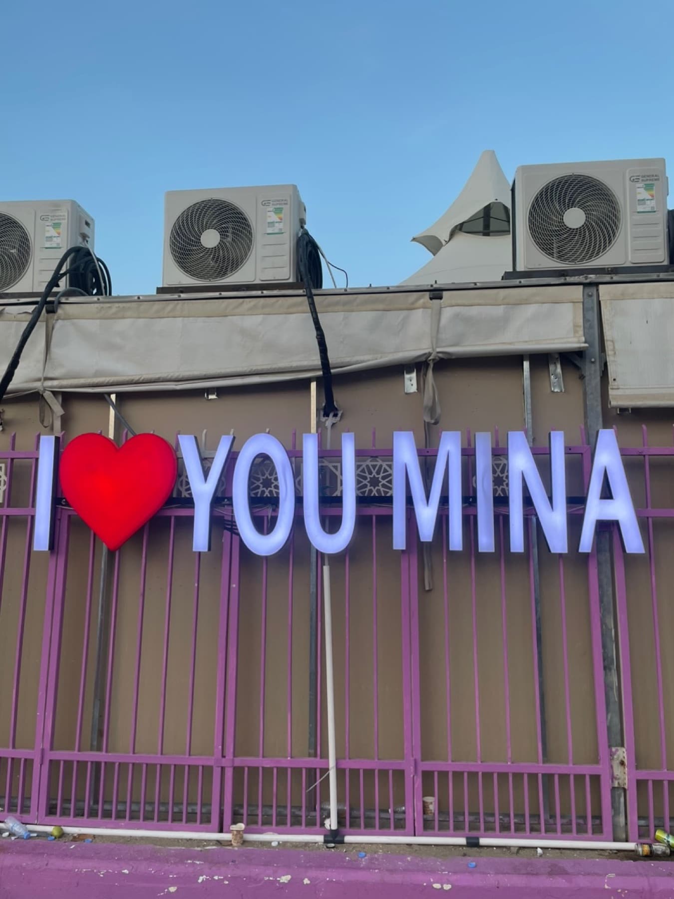 تابلوی «I LOVE YOU MINA» در مسیر رمی جمرات
