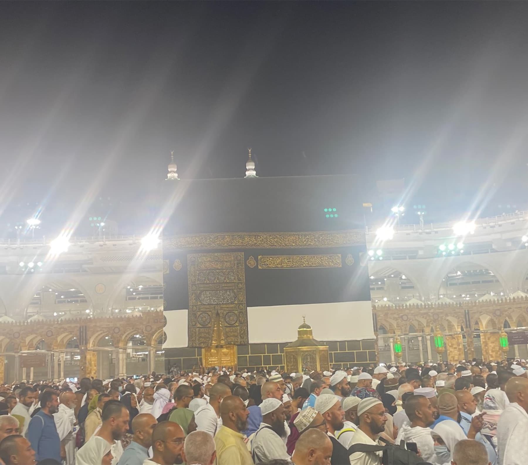 طواف شبانه پیرامون کعبه