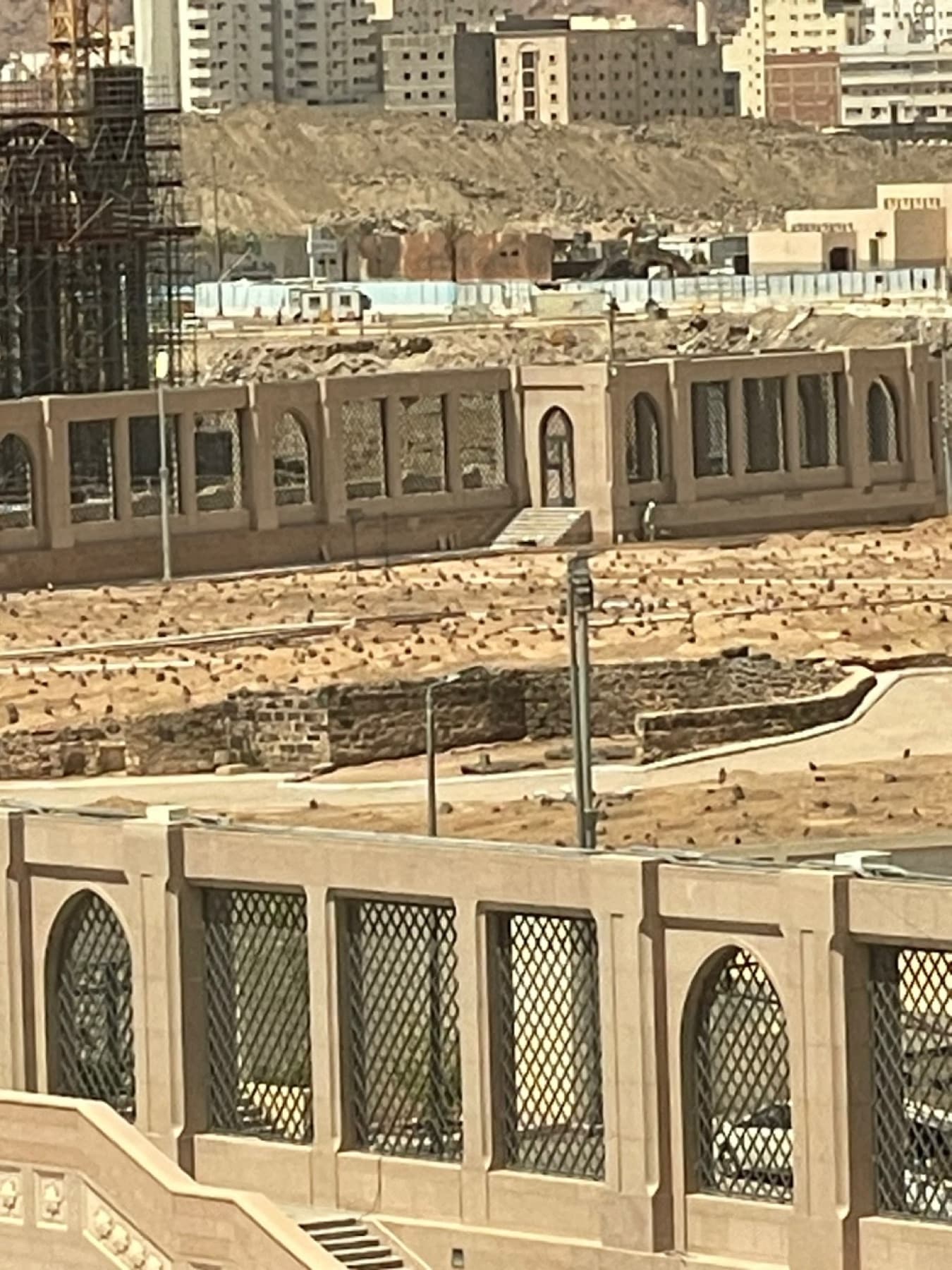 نمای قبور ائمه بقیع از پنجره هتل